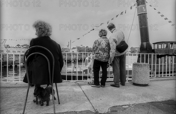 Germany, Berlin, 27.06.1991, landing stage of the Weiße Flott e in Treptower Park, woman on chair,