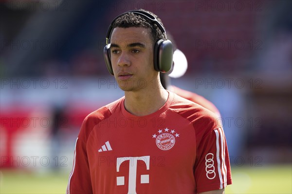 Jamal MUSIALA FC Bayern Munich with headphones in front of the game