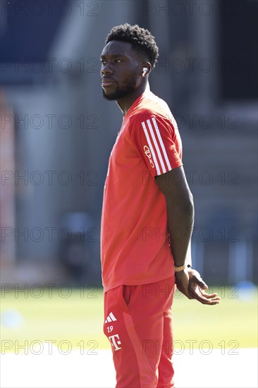 Alphonso DAVIES FC Bayern Munich with Airpods in front of the game