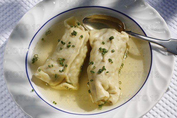 Swabian cuisine, Maultaschen in broth, chives, meat broth, noodle dough, minced meat in noodle