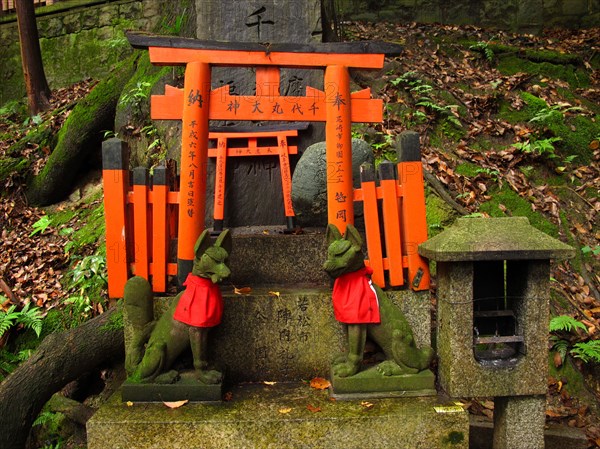 Miniature Red Gates of Torii and Fox Statues, Fushimi Inari Taisha Shrine, Kyoto, Japan, Asia