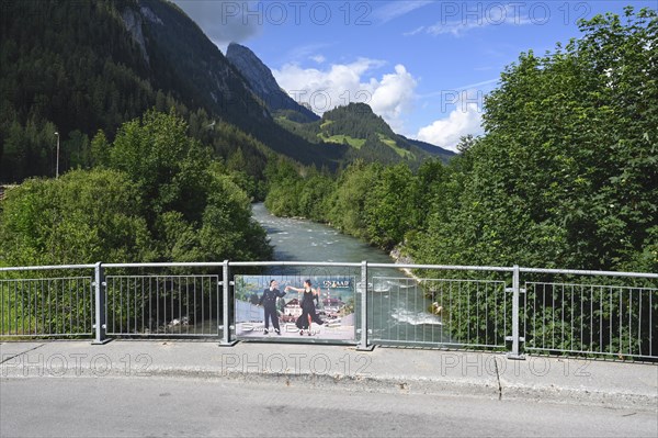 Bridge with banner dance scene Bollywood cult musical, Dilwale Dulhania Le Jayenge, DDLJ, Saanen,