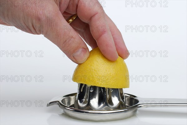 Lemonspress (Citrus limon) and lemon