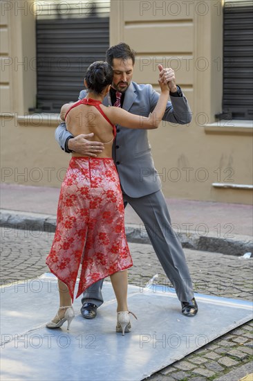 Tango dancer, street tango, near Plaza Dorrego, San Telmo district, Buenos Aires, Argentina, South