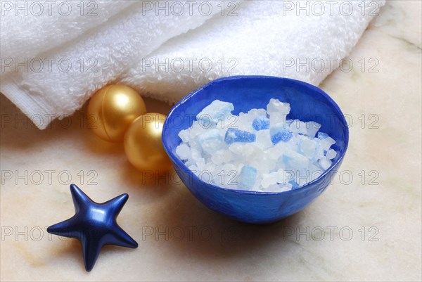 Bath salt and bath pearls, bath additive