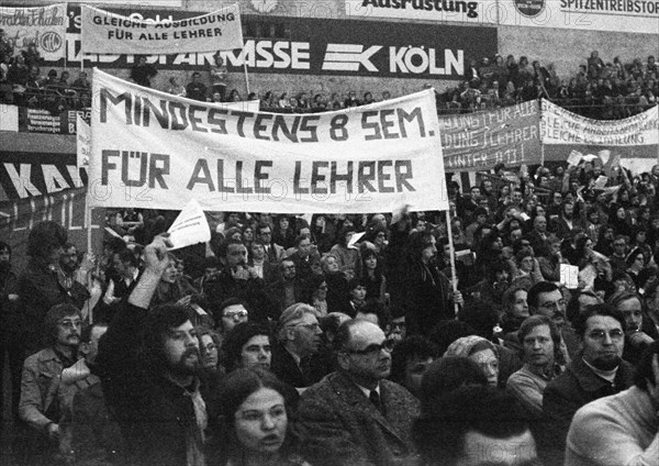 The Education and Science Union (GEW) demonstrated for an improvement of education in Cologne,