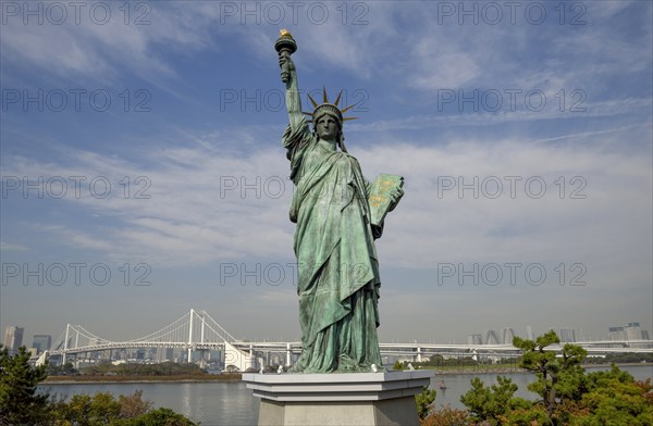 Replica of the Statue of Liberty, in the background the Rainbow Bridge, Odaiba Island, Tokyo,