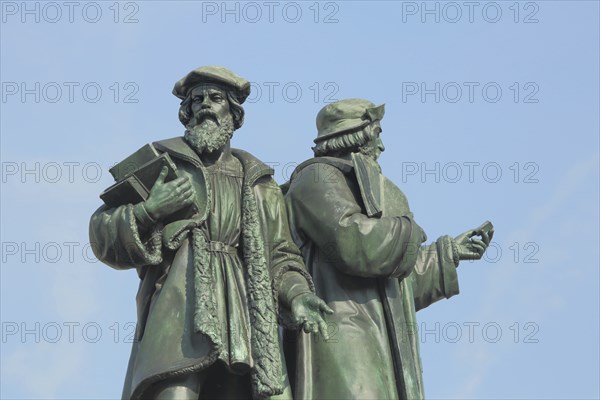 Monument with two figures to Johannes Gutenberg 1400-1468, Book, Roßmarkt, City Centre, Main,