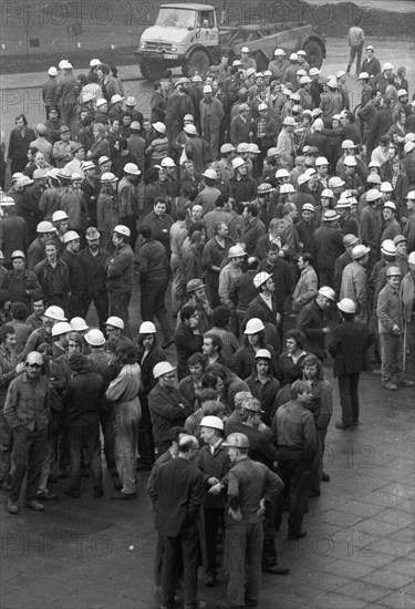 2000 steelworkers of the Henrichshuette in Hattingen demonstrated on 29.3.1974 out of concern for