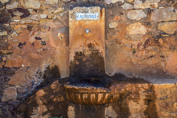 Fountain, drinking water, ochre trail, Le Sentier des Ocres, former ochre mining area, ochre rocks,