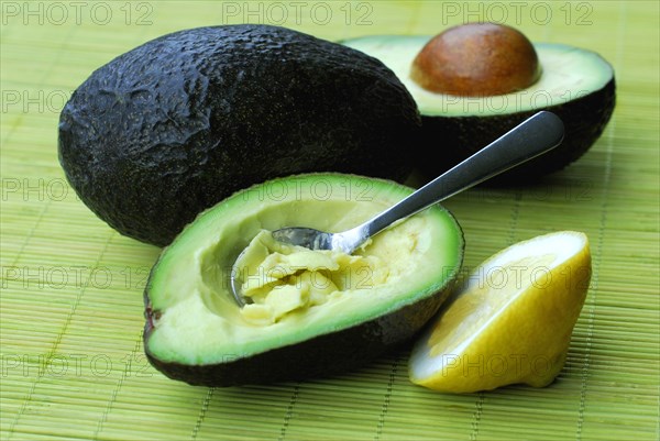 Avocado (Persea americana) with Lemon (Citrus limon) sliced, sliced, spoon, Lauraceae (Lauraceae)