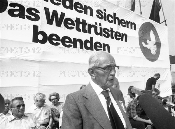 Several thousand demonstrators came to protest for disarmament and peace in Vietnam on Anti-War