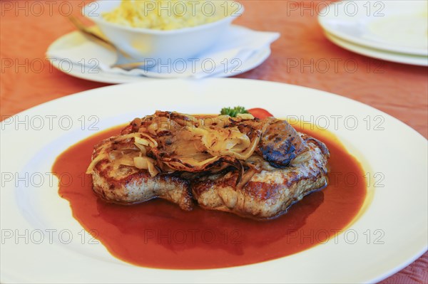 Swabian cuisine, roast onions, sautéed onions, roast beef with roasted onions, roast beef, beef,
