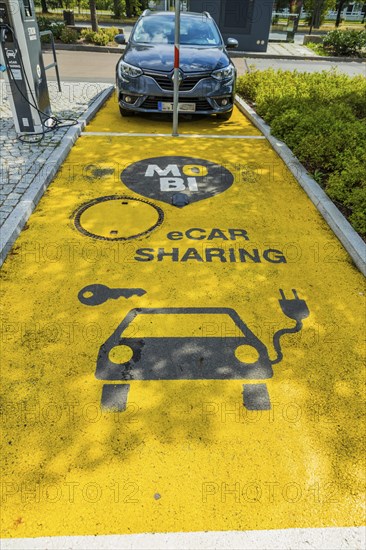 MOBIpunkt with space for two car-sharing cars and four charging points for additional electric cars