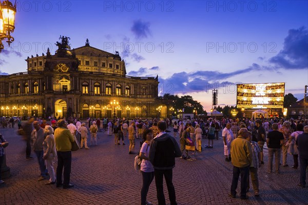 Richard Strauss Gala, broadcast from the Semperoper onto the Theaterplatz