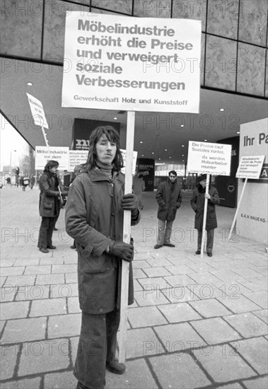 In the collective bargaining dispute of the wood and plastics union, members of IG Holz und