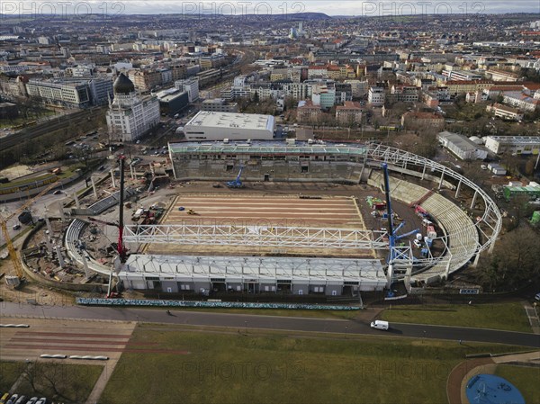 Assembly of the 105-metre-long light ring girder above the north stand of the Heinz Steyer Stadium
