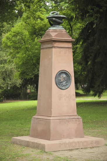 Monument with Medallion, Relief to Physician Dr. O. Thilenius, Senior Medical Councillor, Alter spa