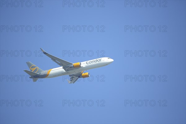 Condor Boeing 767 passenger aircraft on approach to Frankfurt, Man, Hesse, Germany, Europe