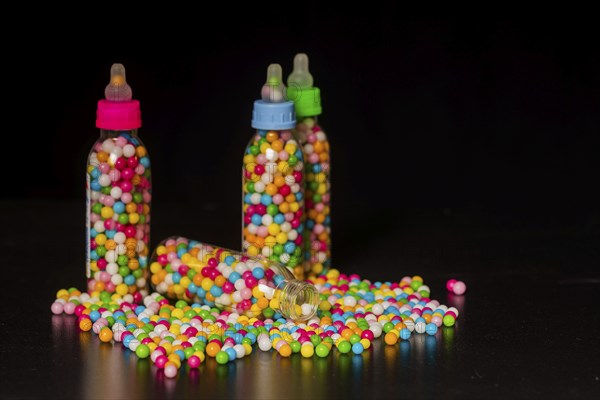 Love beads are dragées made of sugar with a diameter of a few millimetres and coloured in various