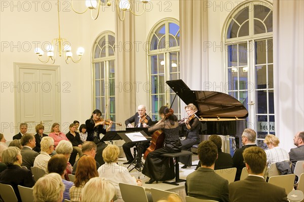 Benefit concert for Japan at the Dresden Piano Salon Yoko Yamamura, Vladimir Liutsoukov, Rie