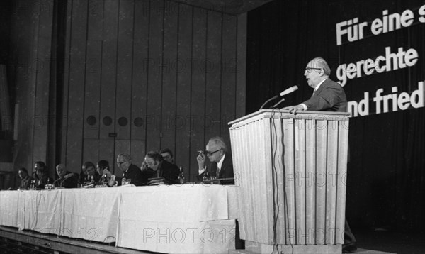 Peace and disarmament are the topics of a conference of the peace movement on 08.12.1974 in Bad