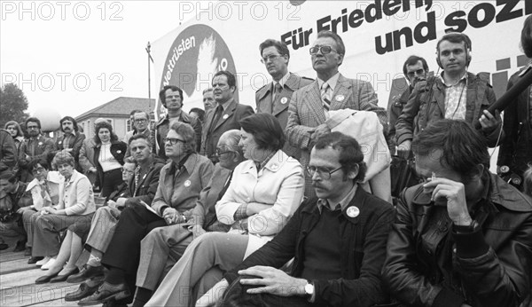 More than 40, 000 supporters of the peace movement gathered for a demonstration in favour of