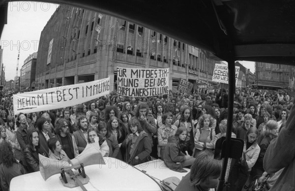 The Schuelermitverantwortung (SMV) campaigned for co-determination of students and apprentices on 1