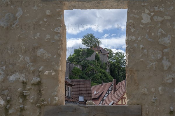 View through the town wall to Betzenstein Castle, a high medieval hilltop castle, Betzenstein,