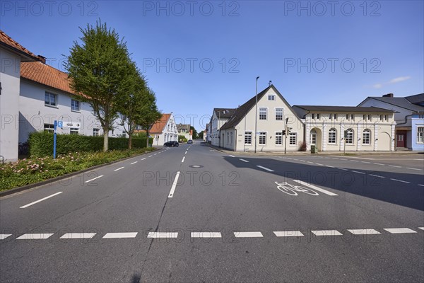 Junction of Nebbsallee and Mühlenstraße with road and cycle path in Varel, district of Friesland,