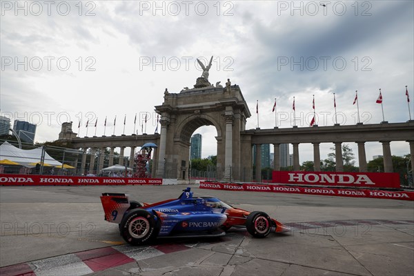 SCOTT DIXON (9) of Auckland, New Zealand runs through the streets during the Honda Indy Toronto in