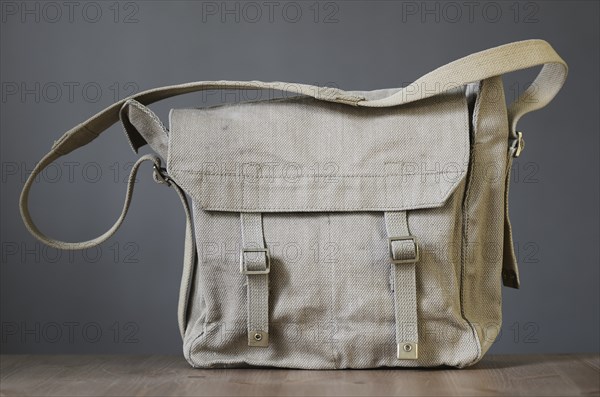 Stylish shoulder bag made of coarse fabric