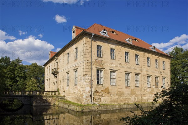 The castle in Berbisdorf is still recognisable as an early medieval moated castle, as it is