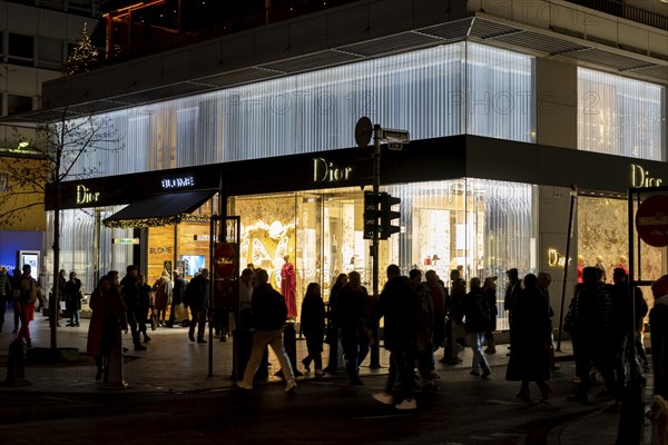 Christmas shopping on Königsallee, Christmas lights, luxury shops, Dior, in the city centre of