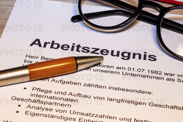 Symbolic image: Close-up of an employment reference