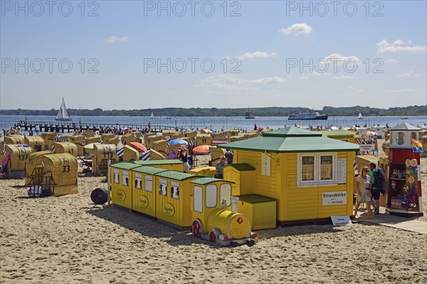 Europe, Germany, Schleswig Holstein, Baltic Sea, Lübeck-Travemünde, beach, beach chairs, kiosk,