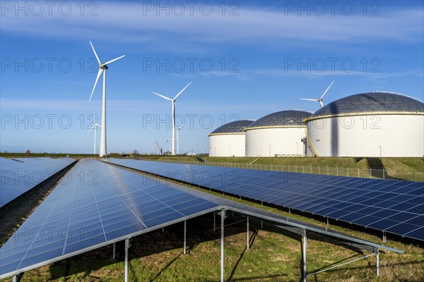 Vopak Solarpark Eemshaven, 19 hectares of solar modules with a capacity of 25 megawatts, around the