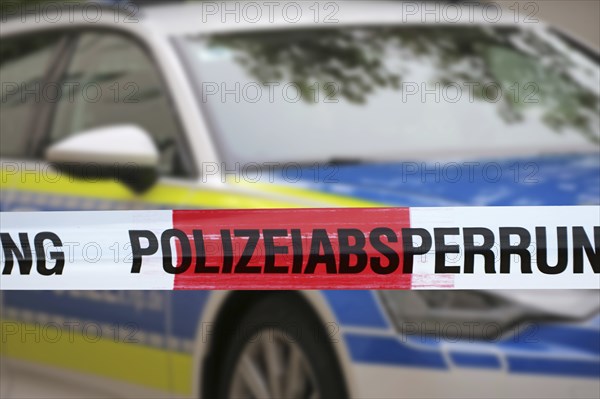 Symbolic image: Police cordon with police car in the background