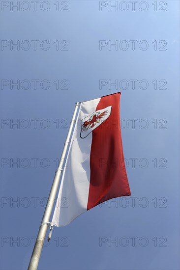 Österreichische Flagge vor blauem Himmel (Austrian flag in front of a blue sky)