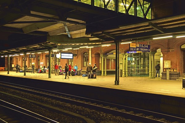 Europe, Germany, Hamburg, Harburg, railway station at night, waiting passengers on the platform,