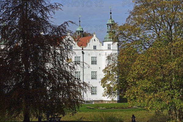 Europe, Germany, Schleswig-Holstein, Ahrensburg, moated castle Ahrensburg, autumn, front facade,