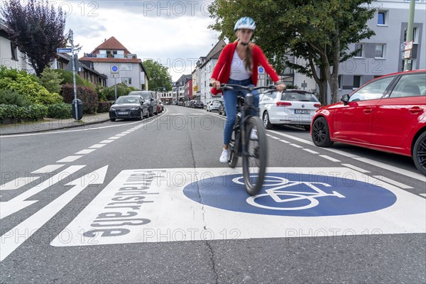 Bicycle road, cyclists have priority over car traffic, new cycle routes through Essen, here in the