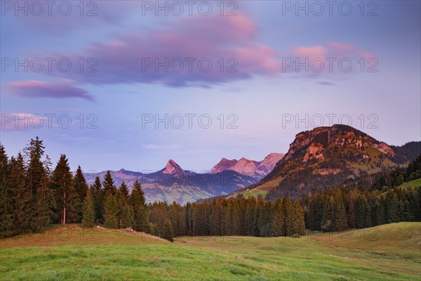 View from Sattelegg to Blauenstunde, with Gross Aubrig in the foreground and Chöpfenberg, Tierberg,