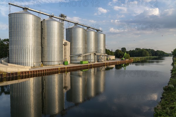 Silo plant, storage silo for grain and rape, of the Raiffeisen-Landbund, at the Lahde lock canal, 5