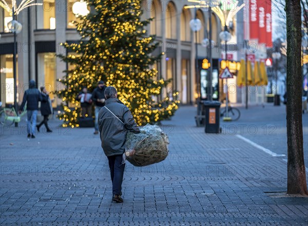 First day of the Christmas lockdown in the Corona crisis, shopping alleyway Schildergasse, woman