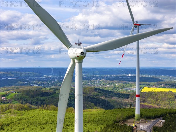 Erection of a wind turbine, wind energy plant, assembly of the ring generator, with a crawler