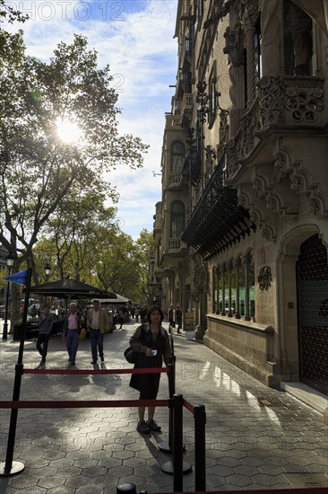 Passers-by at Casa Amatller, backlight, sunbeams, Passeig de Gracia, Barcelona, Spain, Europe