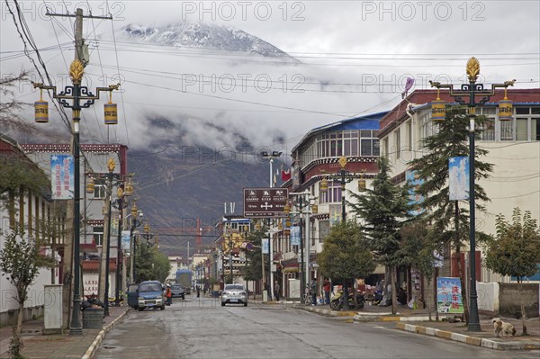 Street in the Tibetan town Dawu, Sichuan Province, China, Asia