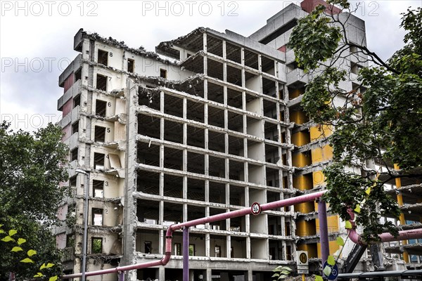 Demolition of office tower at the Urania. The administration building, built in 1967, will be