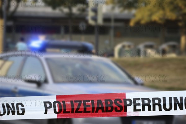 Symbolic image: Police cordon with police car in the background